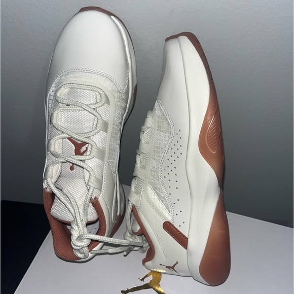 NIB AIR JORDAN 11 CMFT LOW CASUAL SHOES IN SAIL/SKY J ORANGE Women
SIZE 8 - Picture 2 of 12